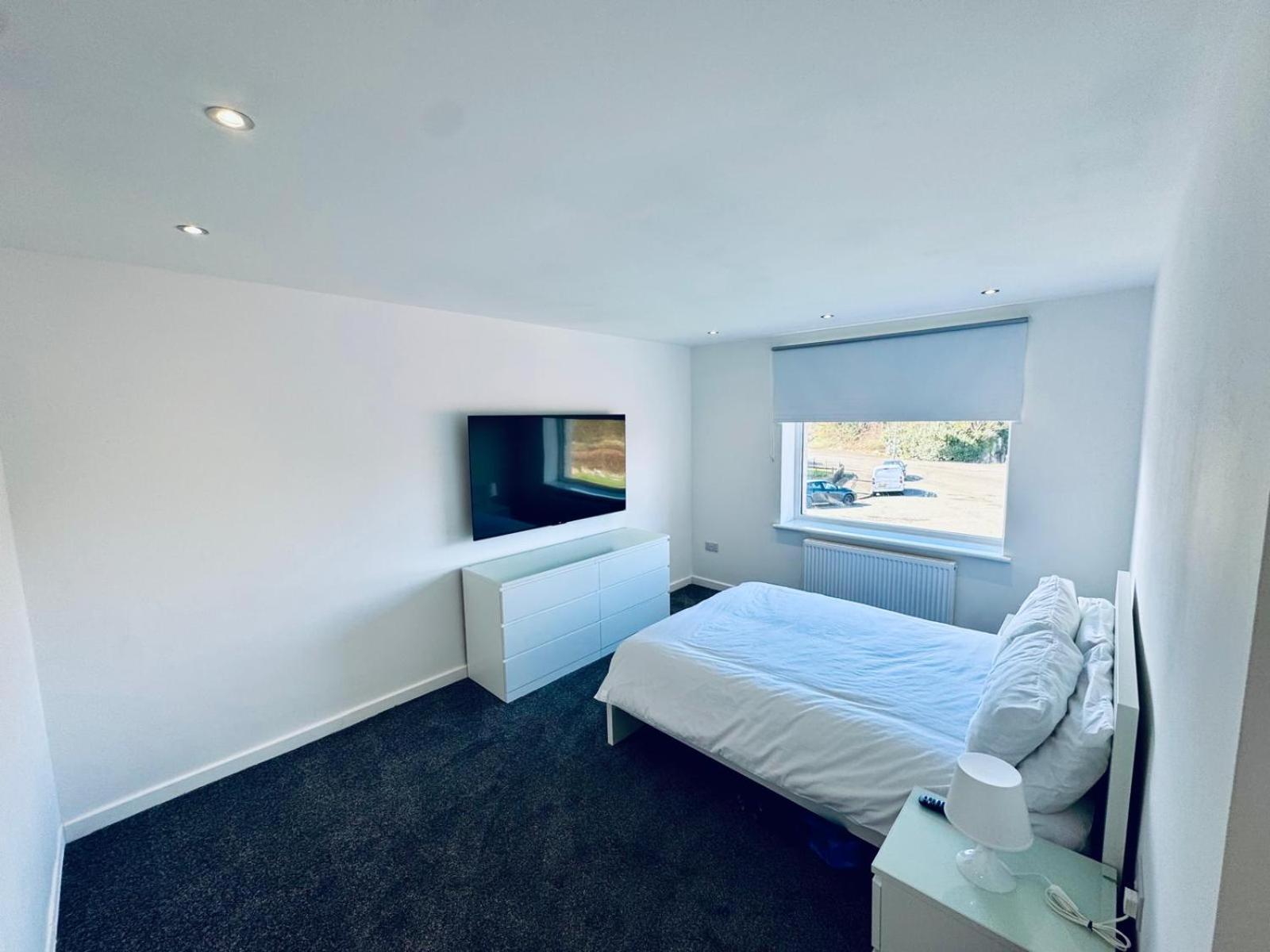 Modern 1 Bed House With Loft Conversion *